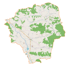Mapa konturowa gminy Brzostek, na dole nieco na prawo znajduje się punkt z opisem „Parafia Zwiastowania Najświętszej Maryi Panny w Januszkowicach”