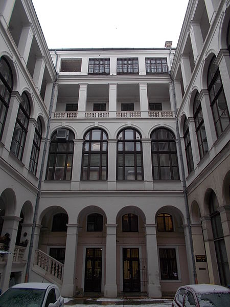 File:Budai Vigadó. Courtyard (S). - Budapest.JPG
