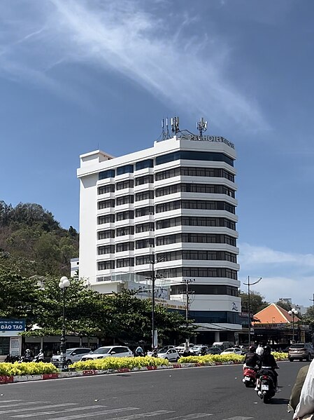 File:Building on Ha Long street in Vung Tau 030324 1.jpg