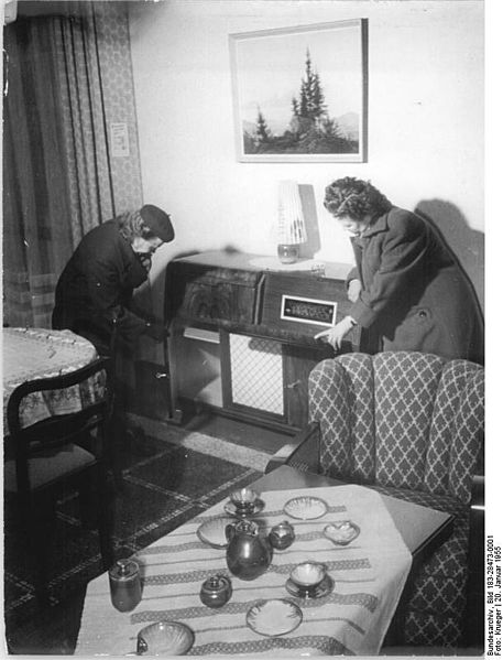 File:Bundesarchiv Bild 183-28473-0001, Berlin, Möbelausstellung, Wohnzimmer.jpg