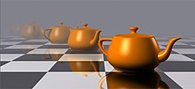 Линия из пяти золотых, созданных компьютером чайников уходит вдаль на шахматном полу. Ближайший чайник хорошо виден, но остальные четыре все больше скрываются серым туманом.