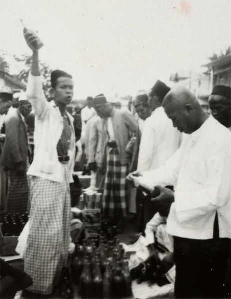 File:COLLECTIE TROPENMUSEUM Een verkoper op de markt op de Tengkoeroekkade Palembang TMnr 60051075.jpg