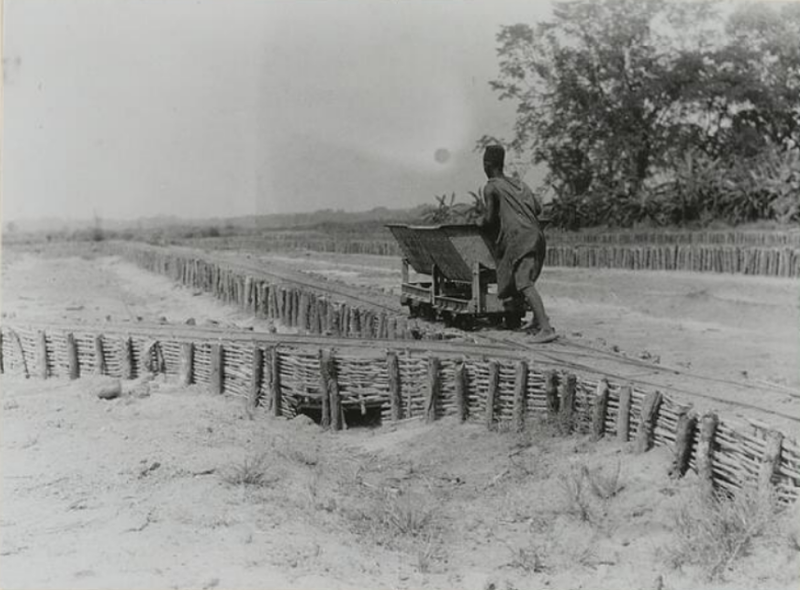 File:Casamance. Voie Decauville dans un pays sableux. Installation dans une usine. A.O.F. Sénégal.png