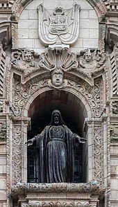 Image of Jesus and colonial decorations on the front of the cathedral.