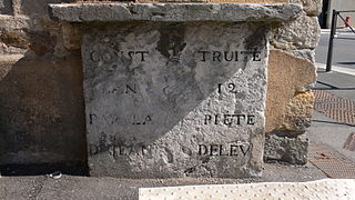 Détail du socle avec l'inscription : Construite l'an 12 par la piété de Jean Delev