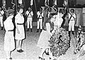 גב' חנה שדה אלמנתו של רס"ן אילן שדה ז"ל מניחה זר על האנדרטה לחללי חיל הים באשדוד 1978.