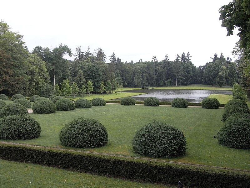 File:Chateau Les Mesnuls Garden.jpg