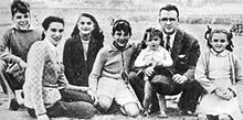 A teenage Ernesto (left) with his parents and siblings, c. 1944, seated beside him from left to right: Celia (mother), Celia (sister), Roberto, Juan Martín, Ernesto (father) and Ana María (Source: Wikimedia)