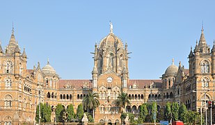 Chhatrapati Shivaji Terminus (ante Victoria Terminus), en Bombay (Bombay, India). Les places delantre de les estaciones de ferrocarril son una constante en munches ciudaes del mundu (plaza de la estación). Nesti casu, el so arquiteutura colonial, ecléctica ente'l neogóticu y l'exotismo orientalista, facer ser escoyida pola Unesco como Patrimoniu de la Humanidá.