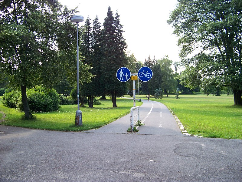 File:Choceň, zámecký park, stezka.jpg