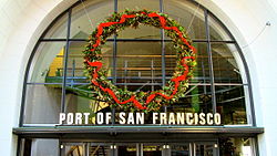 Рождественский венок, Порт Сан-Франциско, 5 декабря 2011 г.JPG 