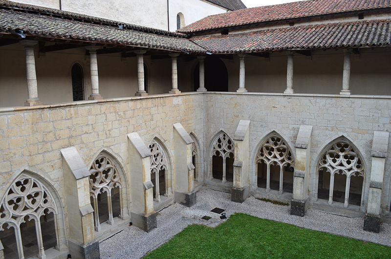 File:Cloître de l'abbaye Notre-Dame d'Ambronay.JPG