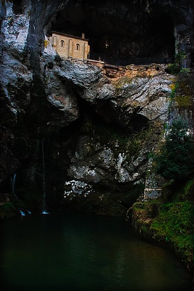 File:Covadonga, conjunto paisajístico, cataratas y Cueva Santa.jpg