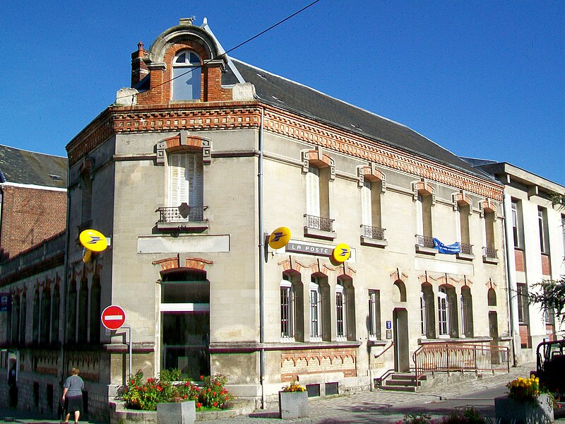 File:Crépy-en-Valois (60), la Poste, rue Jean-Jacques Rousseau.jpg