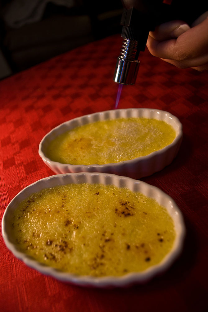 English: Crème brûlée prepared using a torch.