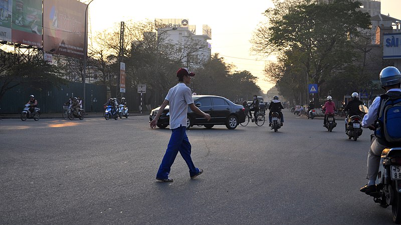 File:Crossing the Road, Cyclo Tour, Hue, Vietnam (7073492265).jpg