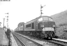 D15 (45 018) der British Railways ist in den frühen 1960er Jahren in Lickey unterwegs; gut erkennbar: die Übergangstür an der Stirnseite für den Einsatz in Doppeltraktion