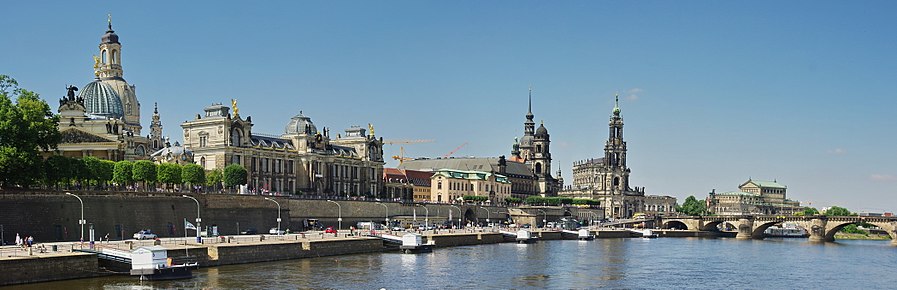 Blick zur Anlegestelle der Raddampfer an der Brühlschen Terrasse