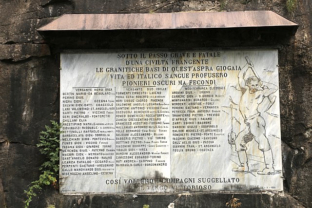 A monument in memory of the deceased workers of the Simplon Tunnel was erected next to the Iselle di Trasquera railway station on 29 May 1905.