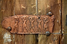 Detalle de una escena en relieve sobre placa de bronce que muestra a hombres armados portando botines. De una puerta de Balawat, Irak, 859-824 a.C. Museo del Antiguo Oriente, Estambul