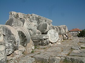 Tambours d'une colonne non cannelée.