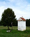 Čeština: Kaplička a Lípa v Dlouhé, památný strom č. 103053 ve vsi Dlouhá v okrese Český Krumlov, Jihočeský kraj. English: Chapel in the village of Dlouhá, Český Krumlov District, South Bohemian Region, Czech Republic. This is a photo of a cultural monument of the Czech Republic, number: 24379/3-1355. Památkový katalog  · MIS  · hledat obrázky  · hledat seznamy  · Wikidata