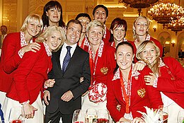 Dmitry Medvedev avec l'équipe féminine russe de handball, médaillée d'argent aux Jeux Olympiques de 2008.jpg