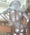 ドナテッロの『ダヴィデ像』における尻の表現（レプリカ)