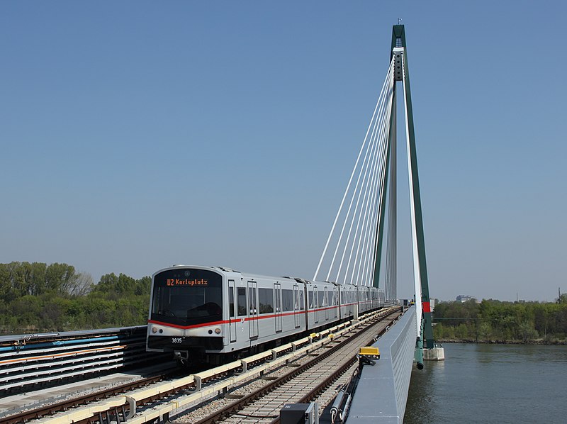 File:Donaustadtbrücke rigardate de la stacio Donaumarina.jpg