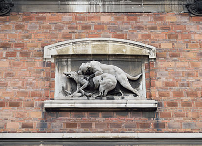 Dogue attaquant un loup avec un chevreau (1896), haut-relief, Paris, Muséum national d'histoire naturelle.