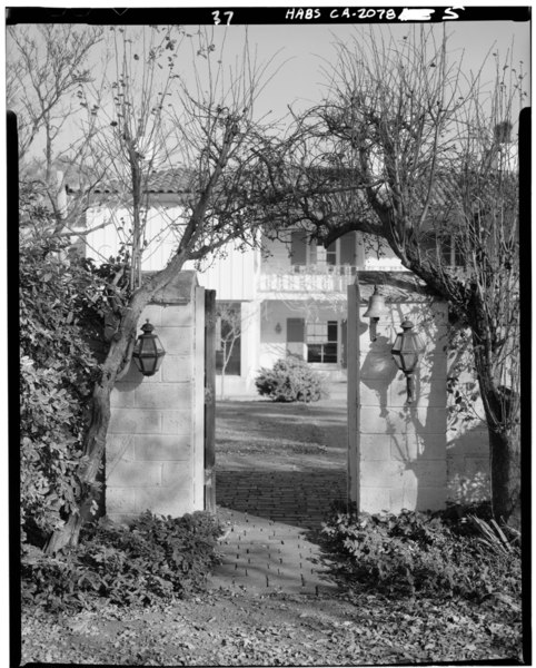 File:ENTRANCE TO COURTYARD, LOOKING EAST - Eugene O'Neill House, Kuss Road, Danville, Contra Costa County, CA HABS CAL,7-DAN.V,1-5.tif