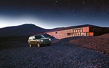 Fotografia che mostra una Land Rover di fronte all'hotel, durante una notte stellata.