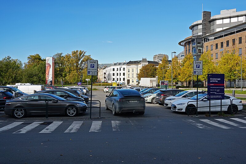 File:EV parking lot Oslo 10 2018 3792.jpg