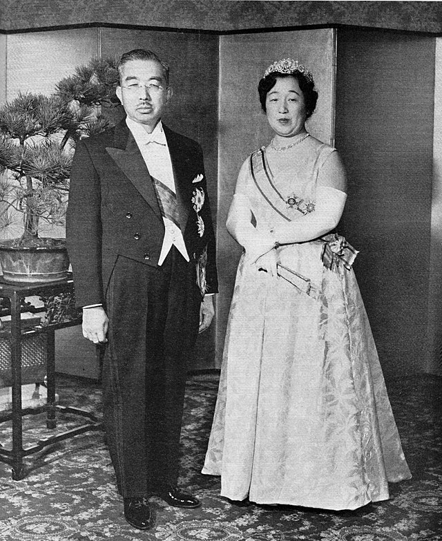 ファイル:Emperor Showa u0026 Empress Kojun 1956-11.jpg - Wikipedia