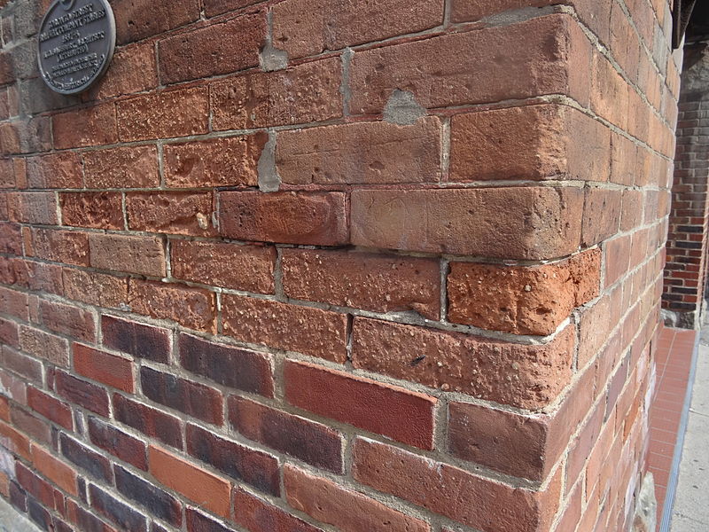 File:Eroded bricks, SE corner of Frederick and Front, 2015 07 14 (7) (19713563971).jpg
