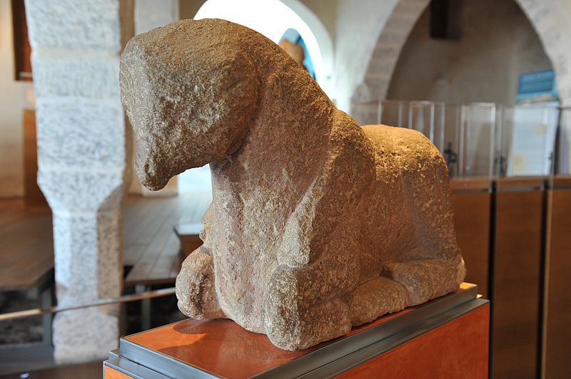 File:Escultura de toro sentado de época ibérica (2) - Museu Històric de Sagunt.jpg