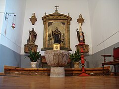 Retablo de santo Tomás. A derecha e izquierda las ménsulas con los relicarios de Justa y Rufina. Esculturas de san Roque y san Antonio Abad