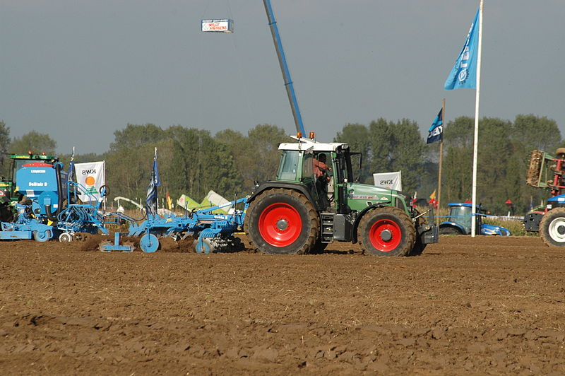 File:Fendt 818 Vario, Lemken Rubin 9, Werktuigendagen 2005.jpg