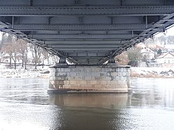 Jedna z dwóch podpór w nurcie rzeki mostu w Krośnie Odrzańskim.