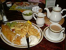 Fish, chips, mushy peas, tartare sauce und Tee in einem Pub in Bournemouth
