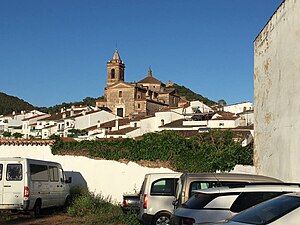 Foto de la iglesia de Galaroza desde el aparcamiento.jpg