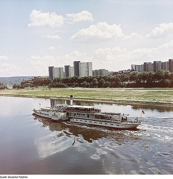 File:Fotothek df ps 0003006 Stadt ^ Stadtlandschaften ^ Wohnhäuser ^ Landschaften ^ F.jpg