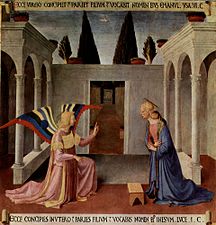 Pintura.  O anjo e Maria estão frente a frente em um pátio, com uma perspectiva ao fundo levando a uma porta distante.