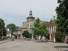 Fragment rynku w Podhajcach ze starym Ratuszem (2008).jpg