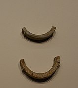 Fragmentos de brazaletes de mármol. Neolítico. Museo Arqueológico Nacional de España.jpg