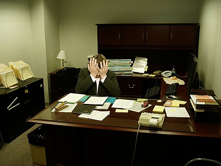 Tập_tin:Frustrated_man_at_a_desk.jpg