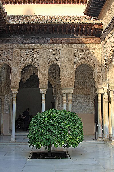 File:Galería del Patio de los Leones, Alhambra detail 3 (44708139450).jpg