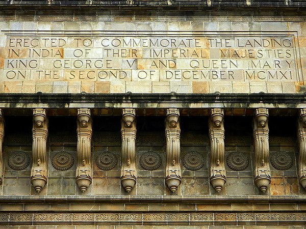 Inscription on the Gateway reading: "Erected to commemorate the landing in India of their Imperial Majesties King George V and Queen Mary on the Secon