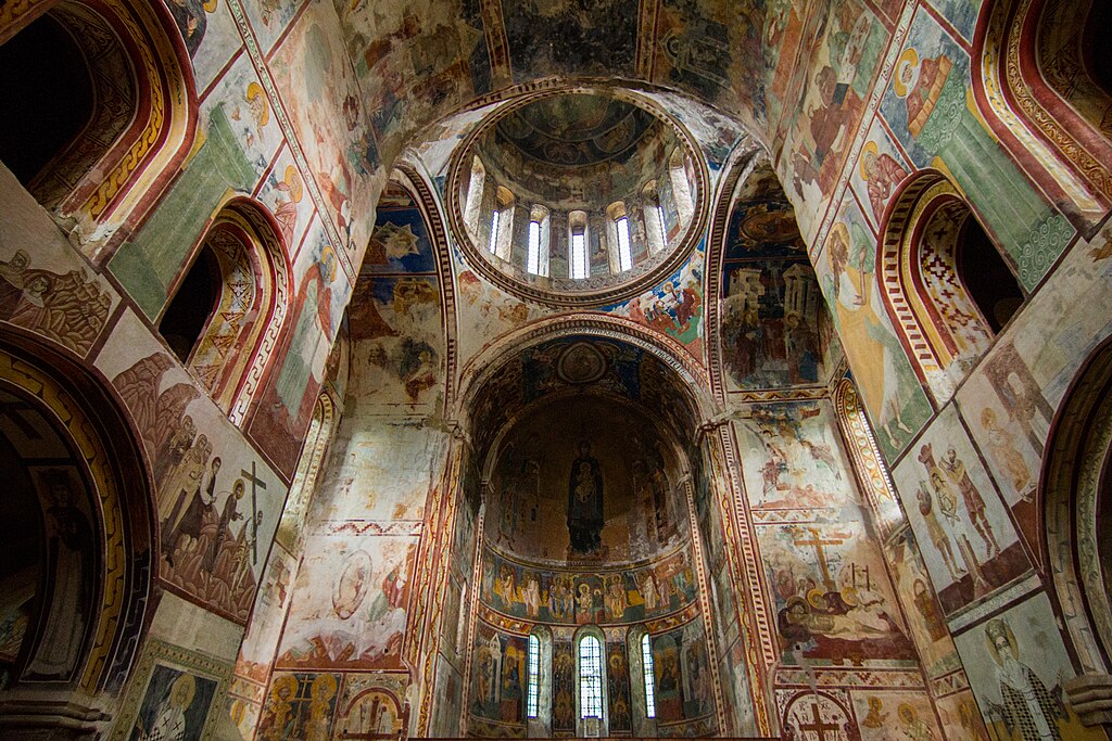 Gelati monastery - green and red murals to dome