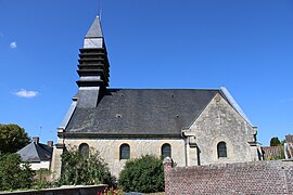 L'église entourée du cimetière communal.